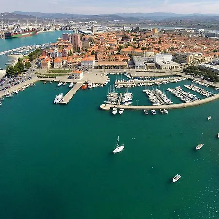 Eva Heated Saltwater Pool Near Koper *
